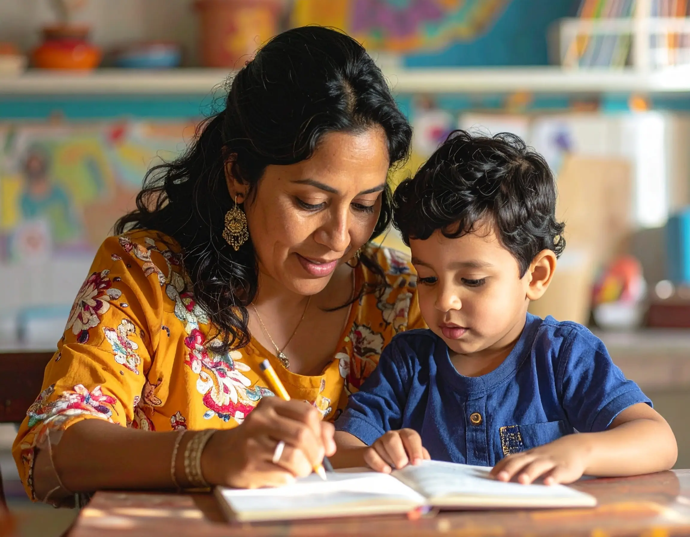 Mãe e filho estudando